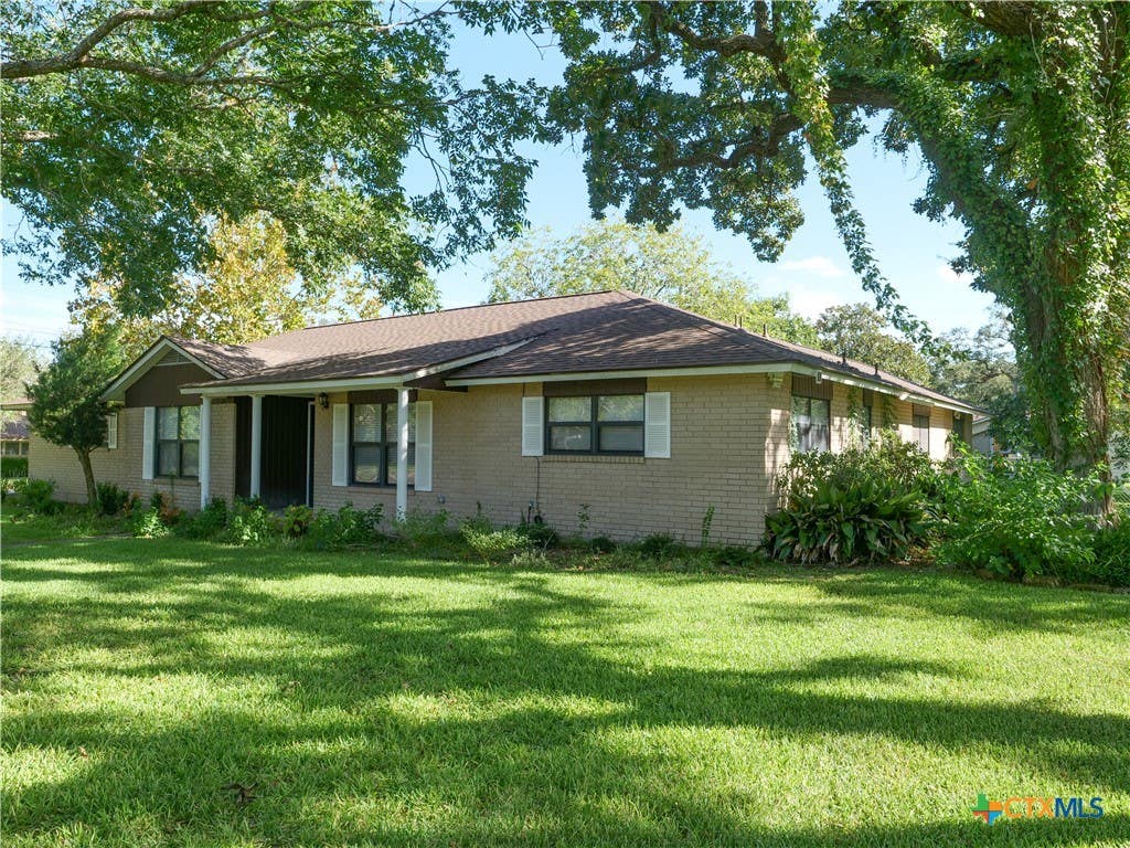 Photo of 1209 E Morgan AVE, Cuero, TX 77954 (MLS # 622143)