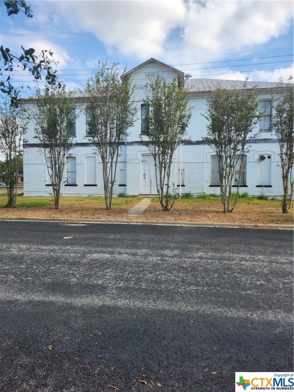 Photo 1 of 12 — 702 E Convent Street, Victoria, TX 77901