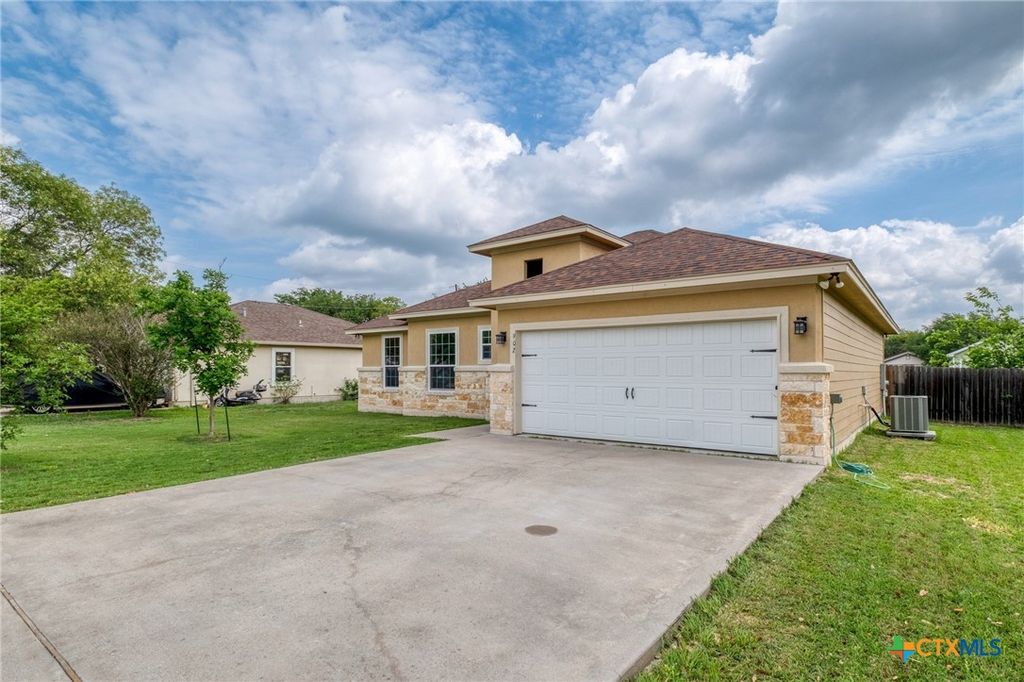 Photo of 902 Fannin Street, Lockhart, TX 78644 (MLS # 611181)