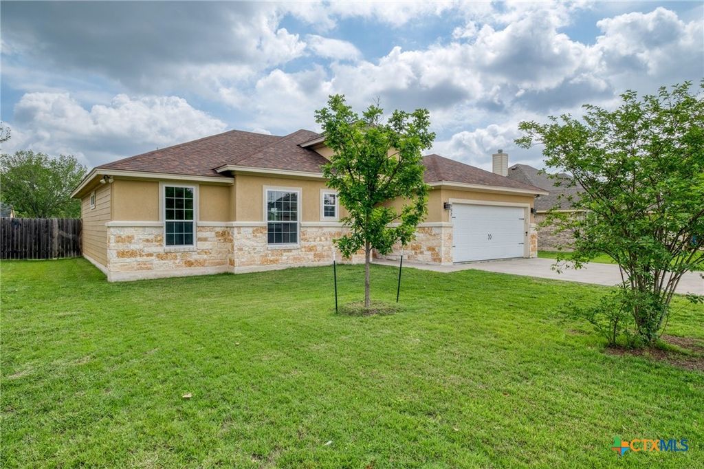 Photo of 902 Fannin Street, Lockhart, TX 78644 (MLS # 611181)
