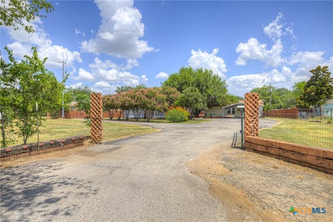 Photo of 580 E Zipp Road, New Braunfels, TX 78130 (MLS # 624244)