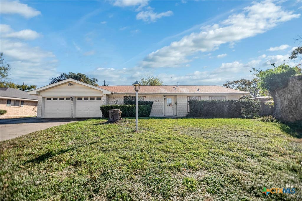 Photo of 1106 Brookhollow Drive, Port Lavaca, TX 77979 (MLS # 622441)