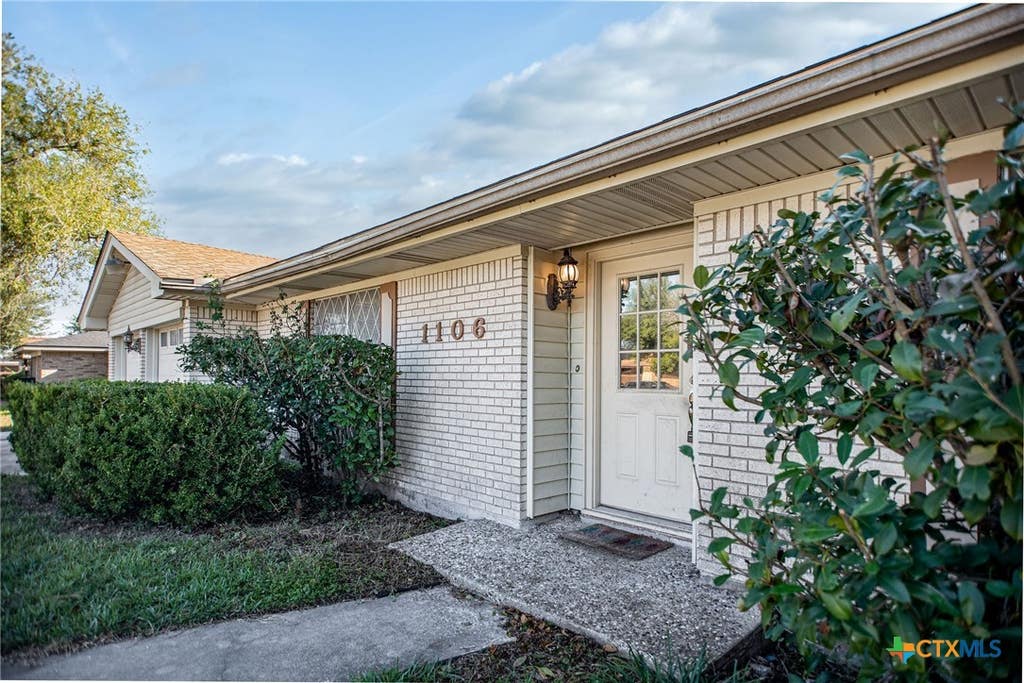 Photo of 1106 Brookhollow Drive, Port Lavaca, TX 77979 (MLS # 622441)