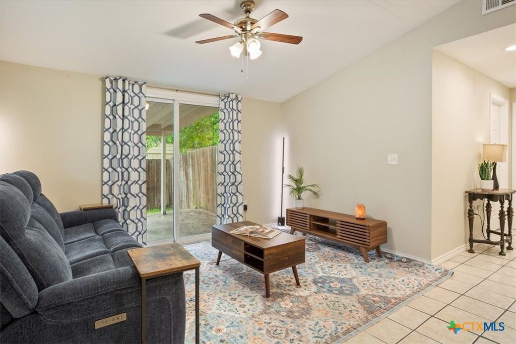 Photo of 812 Evergreen Drive, Killeen, TX 76541 (MLS # 610694)