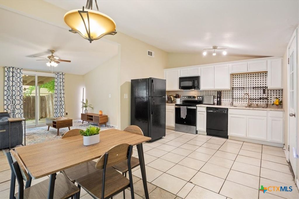 Photo of 812 Evergreen Drive, Killeen, TX 76541 (MLS # 610694)