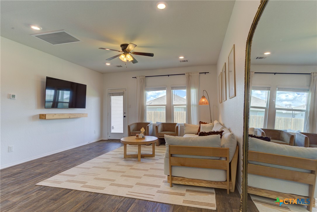 San Marcos, Texas 78666, United States, 4 Bedrooms Bedrooms, ,3 BathroomsBathrooms,Residential,Pending,53955