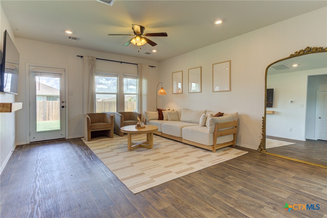 San Marcos, Texas 78666, United States, 4 Bedrooms Bedrooms, ,3 BathroomsBathrooms,Residential,Pending,53955