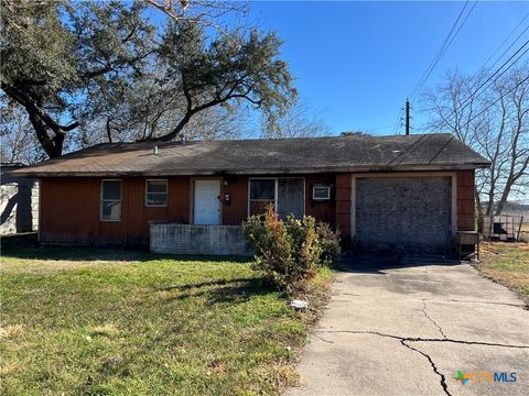 Photo of 1701 E Walnut Avenue, Victoria, TX 77901 (MLS # 604004)