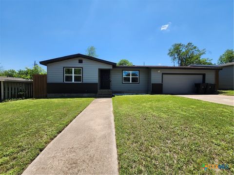 Photo of 209 W Victory Avenue, Temple, TX 76501 (MLS # 612397)