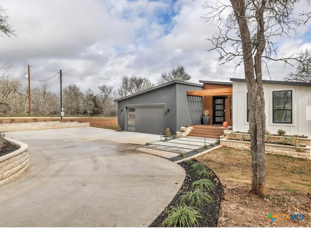 Photo 1 of 28 — 942 Chamberlin Road, Dale, TX 78616