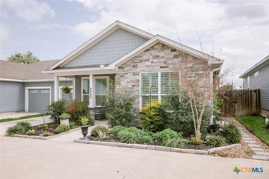 Photo of 406 W Crestwood Drive #B, Victoria, TX 77901 (MLS # 622563)