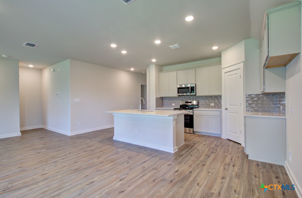 2422 White Daisy Hill