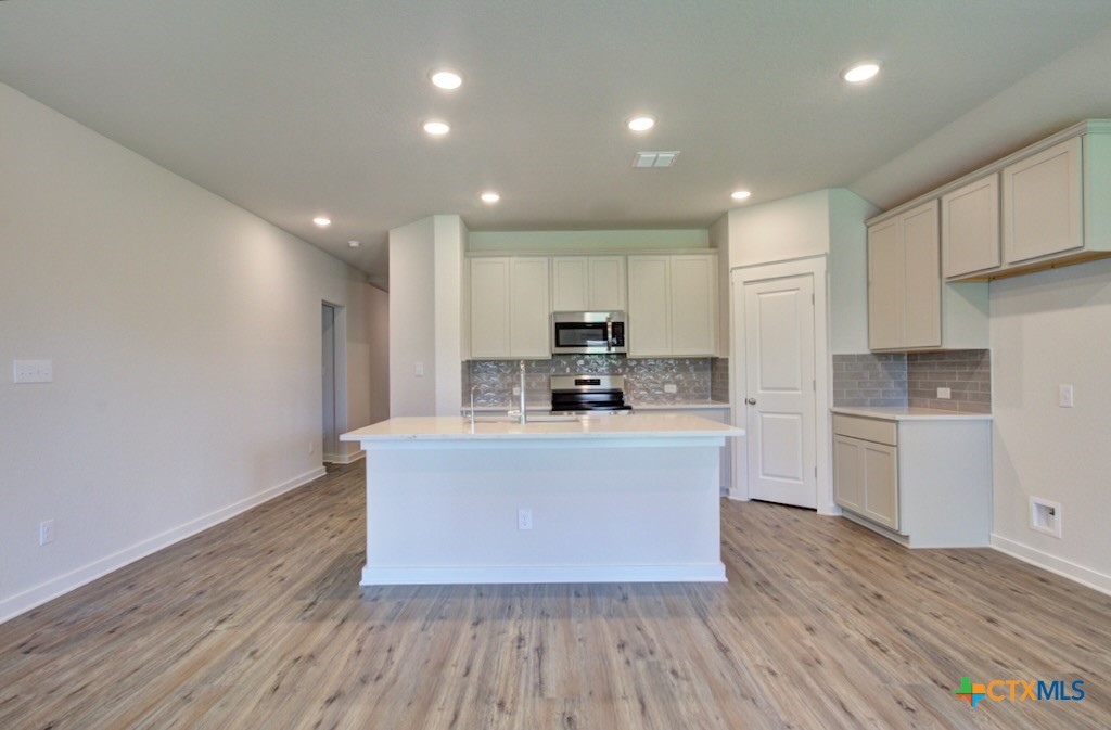 2422 White Daisy Hill