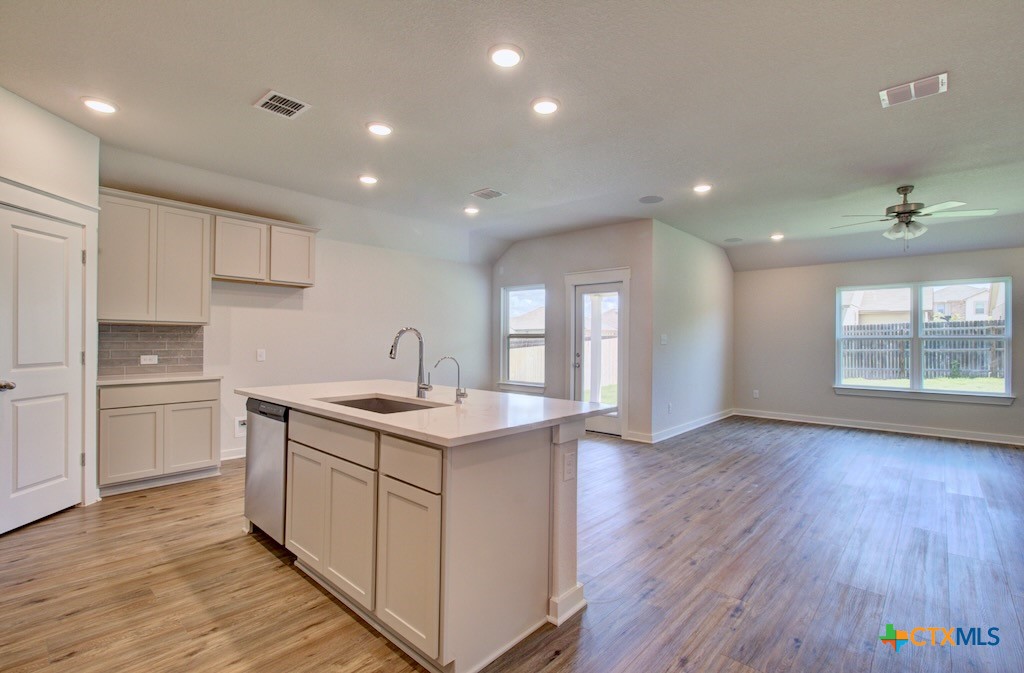 2422 White Daisy Hill