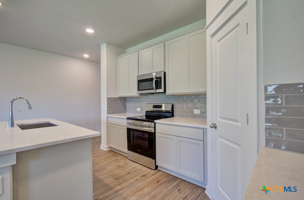 2422 White Daisy Hill