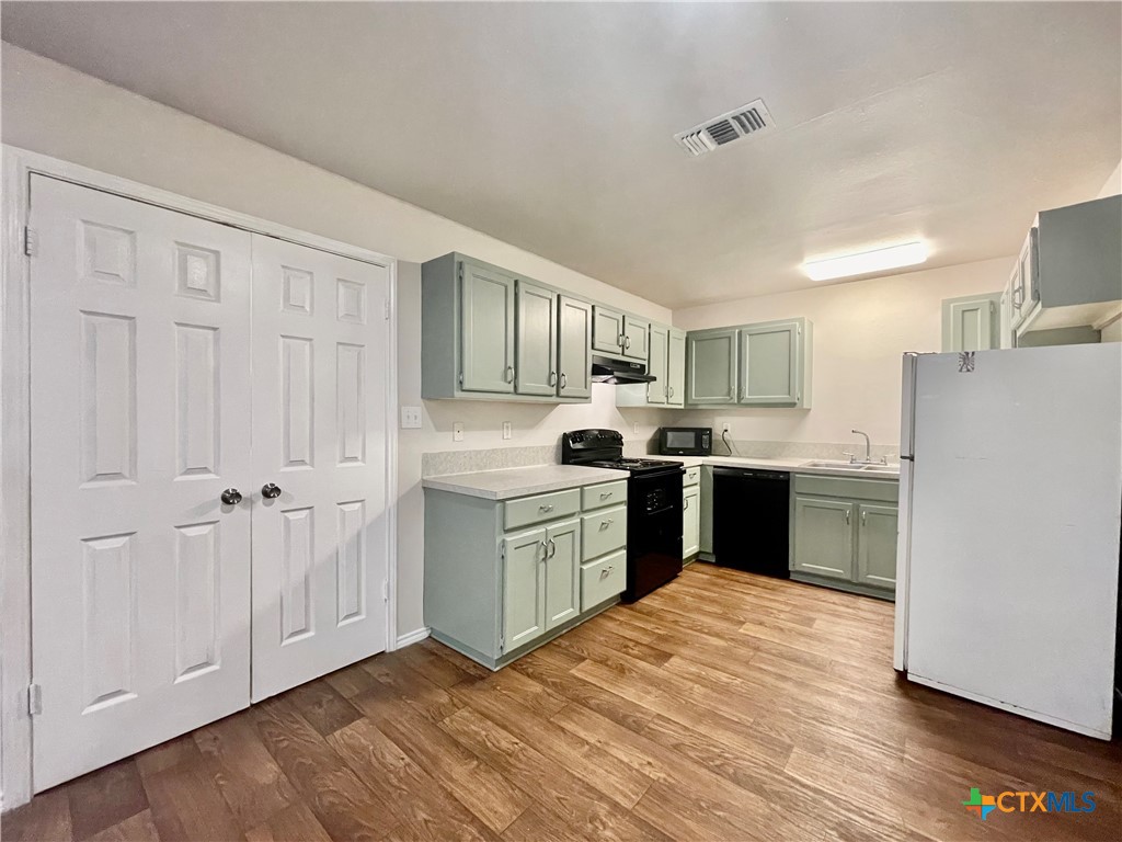 1009-1019 Advance Street