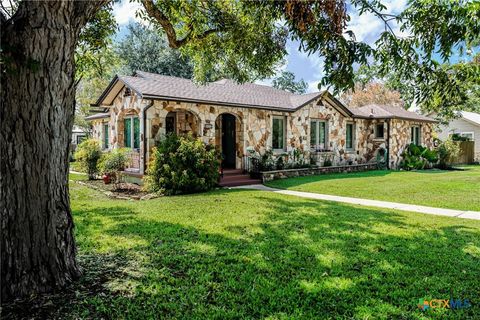 Photo of 925 E Humphreys Street, Seguin, TX 78155 (MLS # 594498)