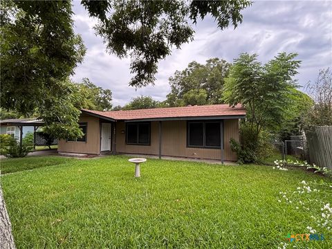 1902 E Locust Avenue Victoria TX 77901