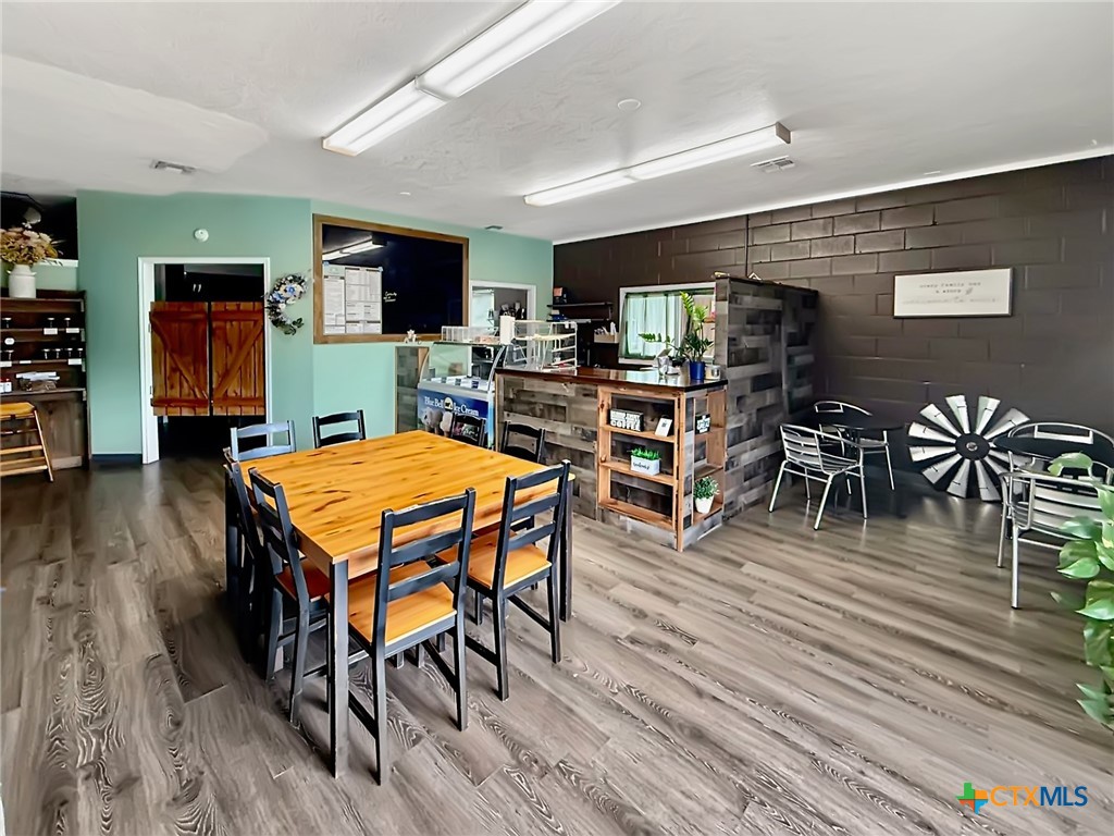 303 S Commerce Street