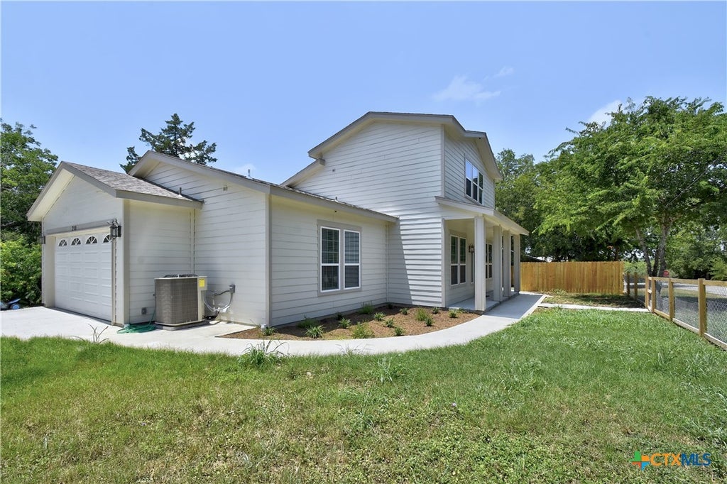 Photo of 210 Cottage St, Seguin, TX 78155 (MLS # 627269)