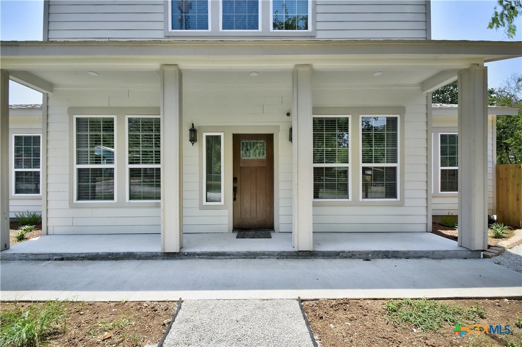 Photo of 210 Cottage St, Seguin, TX 78155 (MLS # 627269)