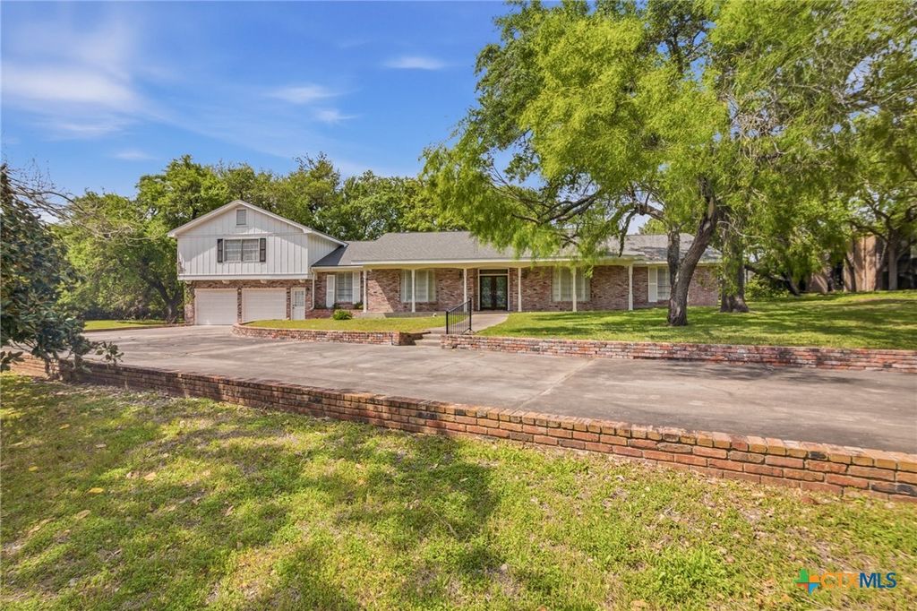 Photo of 15 Jade Drive, Victoria, TX 77904 (MLS # 609327)