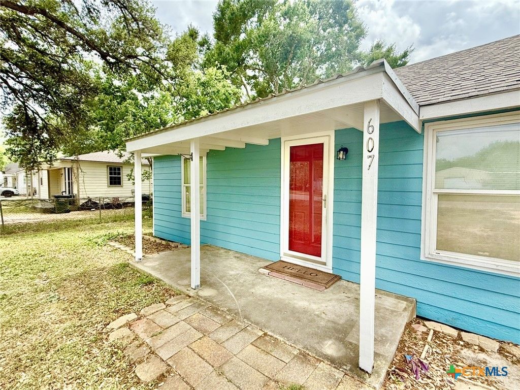 Photo of 607 S East Street, Edna, TX 77957 (MLS # 611050)