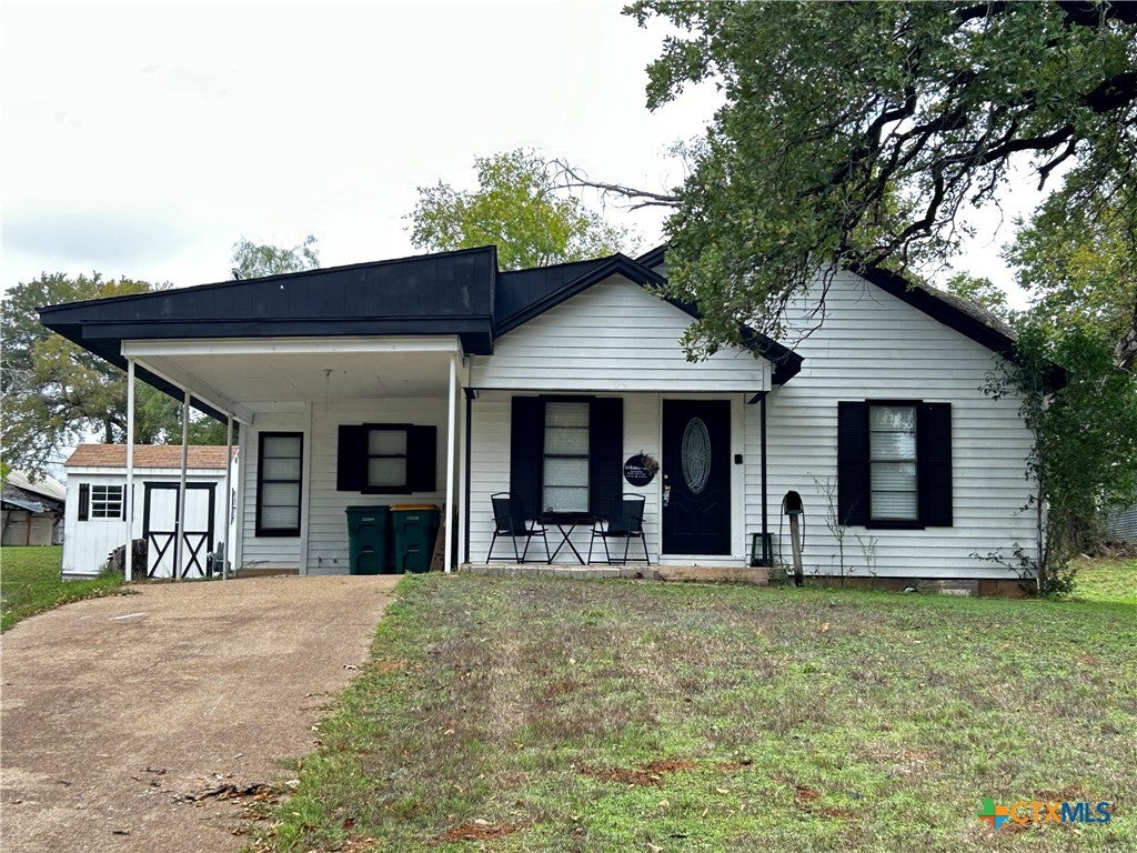 Photo of 109 E Leon Street, Gatesville, TX 76528 (MLS # 627199)