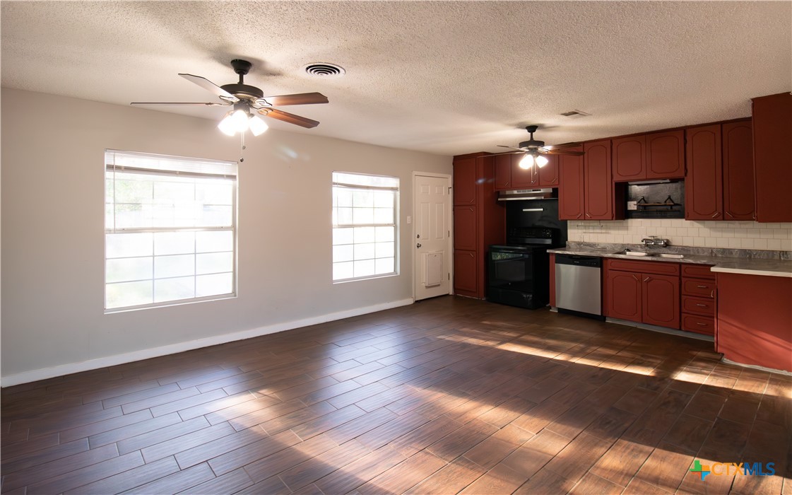 2503 E Mistletoe Avenue