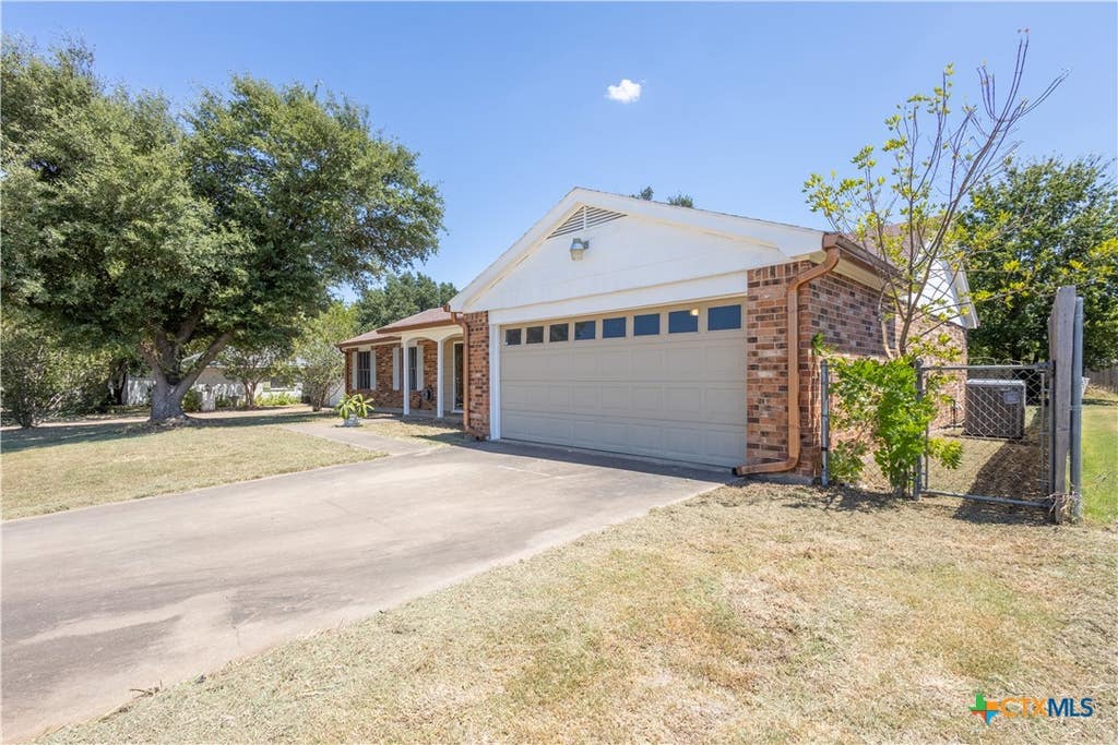 Photo of 1504 W 6th Street, McGregor, TX 76657 (MLS # 622556)