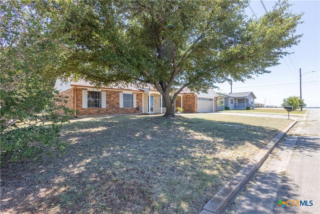 Photo of 1504 W 6th Street, McGregor, TX 76657 (MLS # 622556)