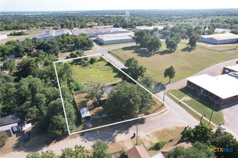 Photo of 403 S Nolan AVE, Cameron, TX 76520 (MLS # 621988)