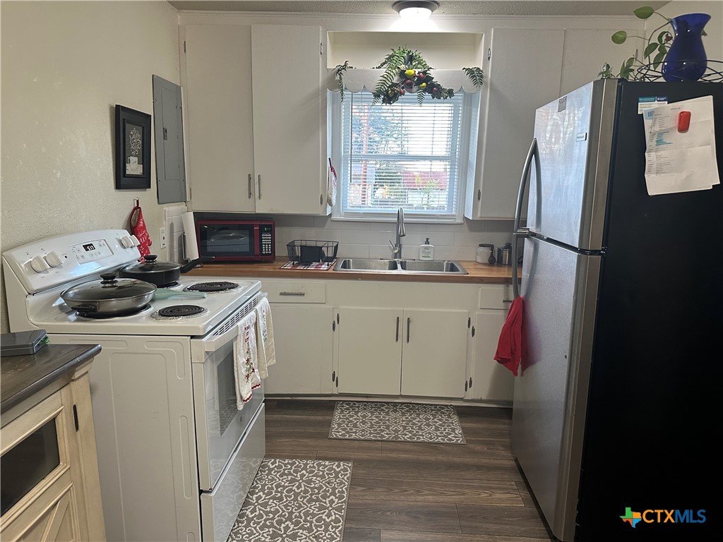 3081 S Stockdale Hwy. Street