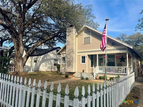 Photo of 802 Hudgins Street, Smithville, TX 78957 (MLS # 607868)