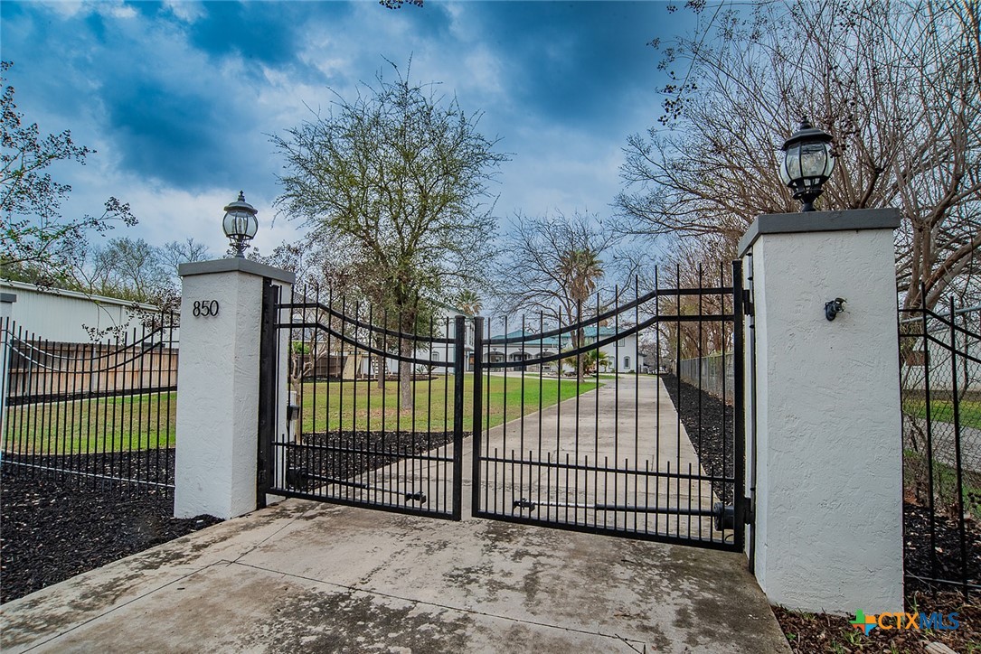 850 Lakeview Trail