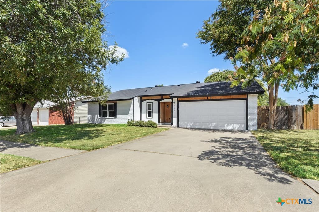 Photo of 2100 Eisenhower Drive, Killeen, TX 76543 (MLS # 622308)