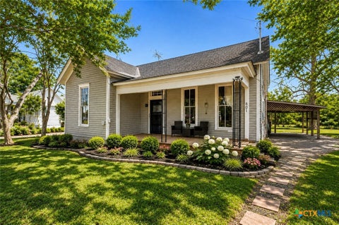 Photo of 801 Josephine Street, Yoakum, TX 77995 (MLS # 623474)