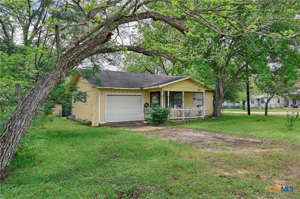Photo of 405 W Live Oak Street, Moulton, TX 77975 (MLS # 610957)