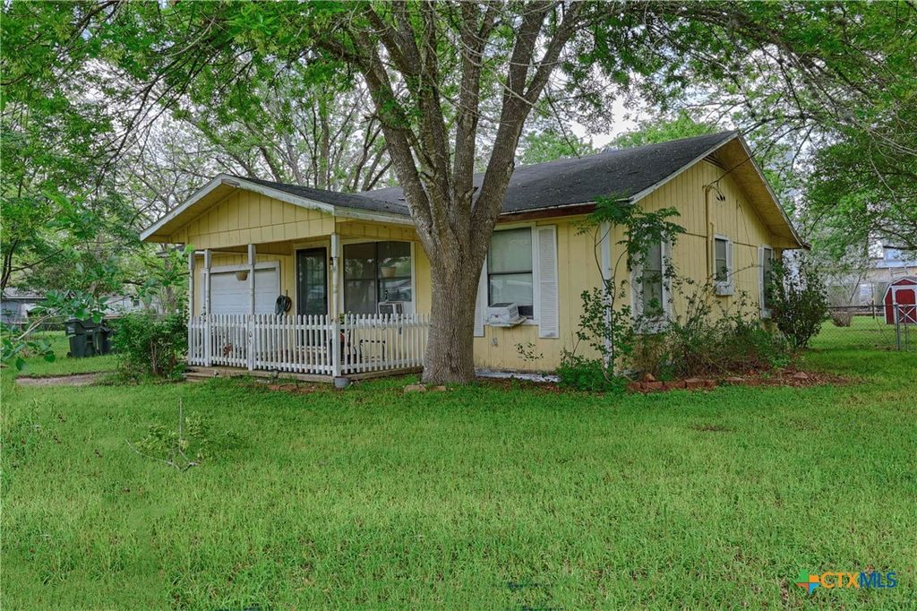 Photo of 405 W Live Oak Street, Moulton, TX 77975 (MLS # 610957)