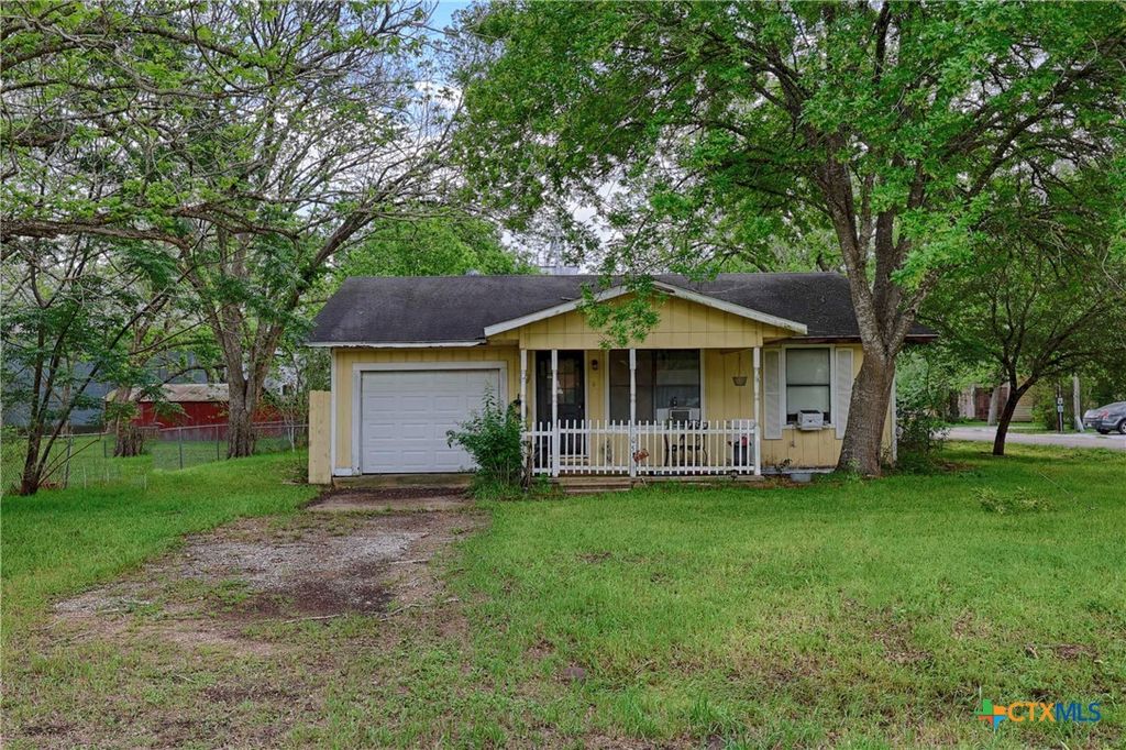 Photo of 405 W Live Oak Street, Moulton, TX 77975 (MLS # 610957)
