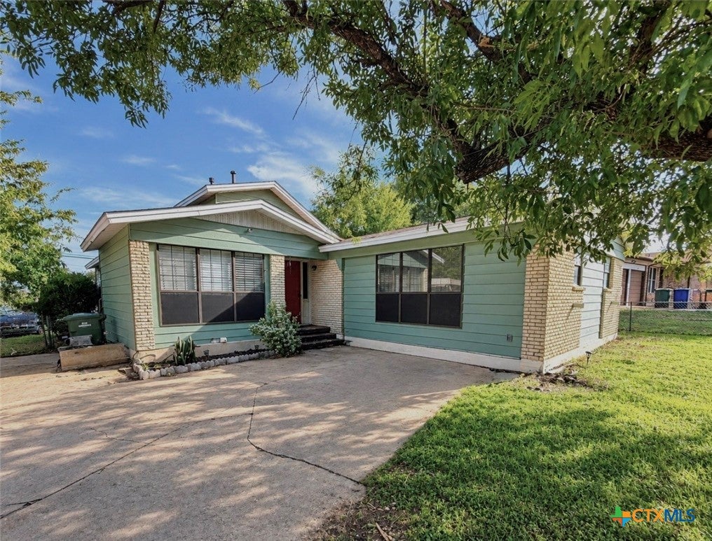 Photo of 2401 Crescent Drive, Copperas Cove, TX 76522 (MLS # 628007)