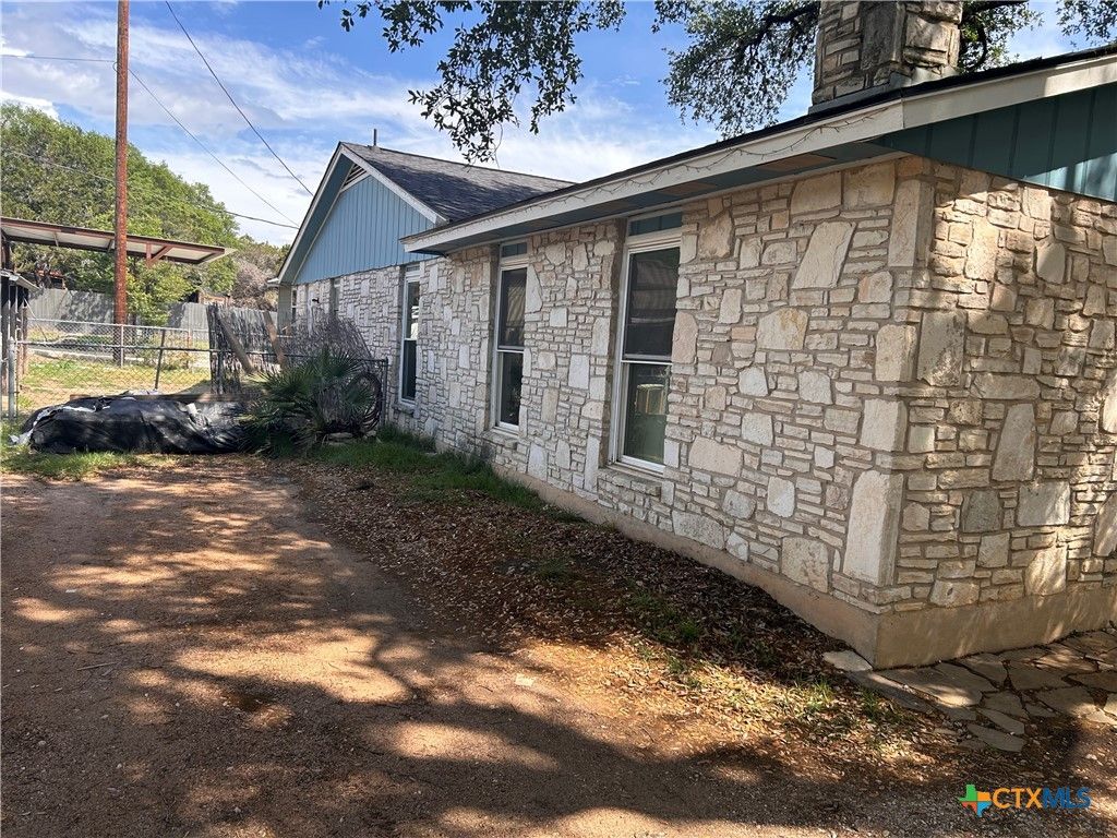 Photo of 1215 Paradise Dr, Canyon Lake, TX 78133 (MLS # 610299)