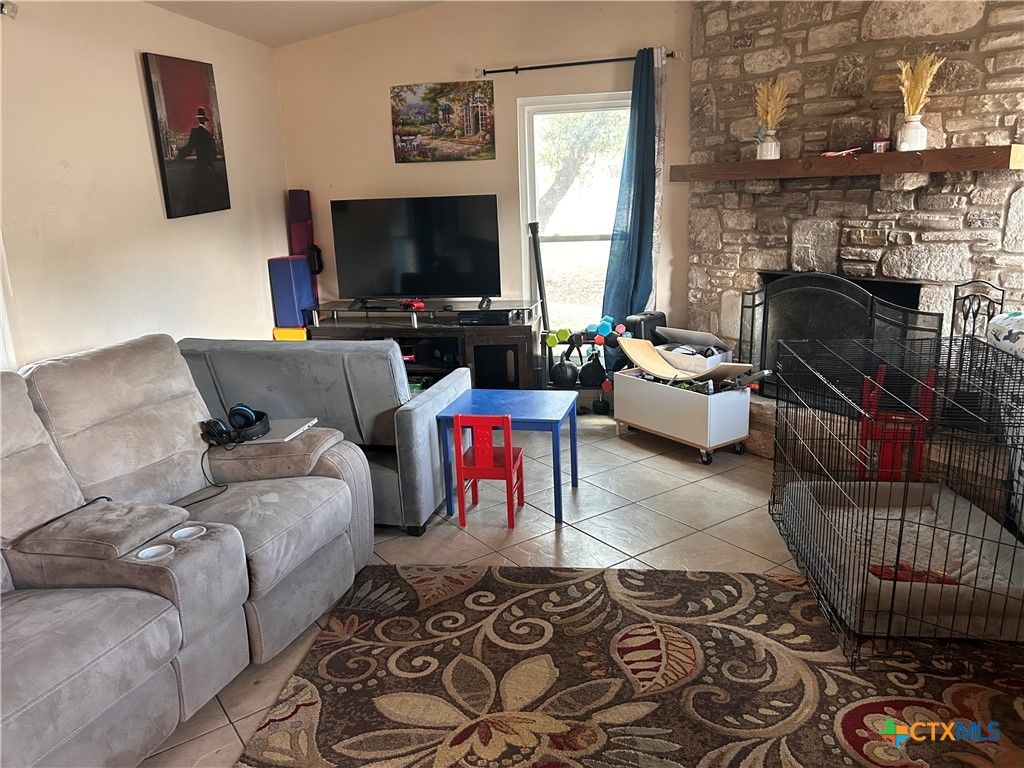 Photo of 1215 Paradise Dr, Canyon Lake, TX 78133 (MLS # 610299)