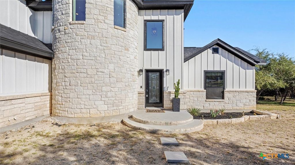 Photo of 411 Cielo Vista, Canyon Lake, TX 78133 (MLS # 597120)