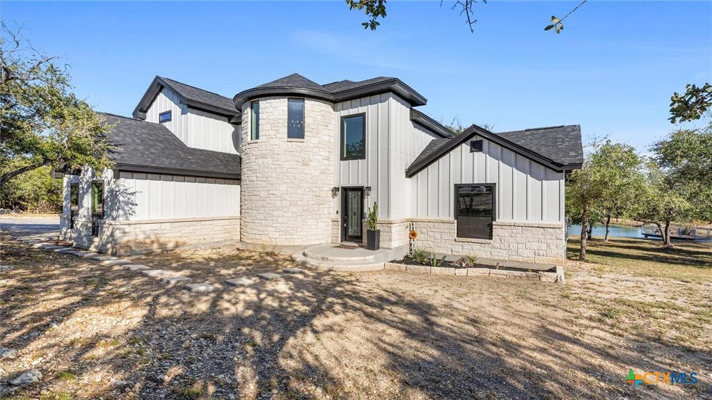 Photo of 411 Cielo Vista, Canyon Lake, TX 78133 (MLS # 597120)