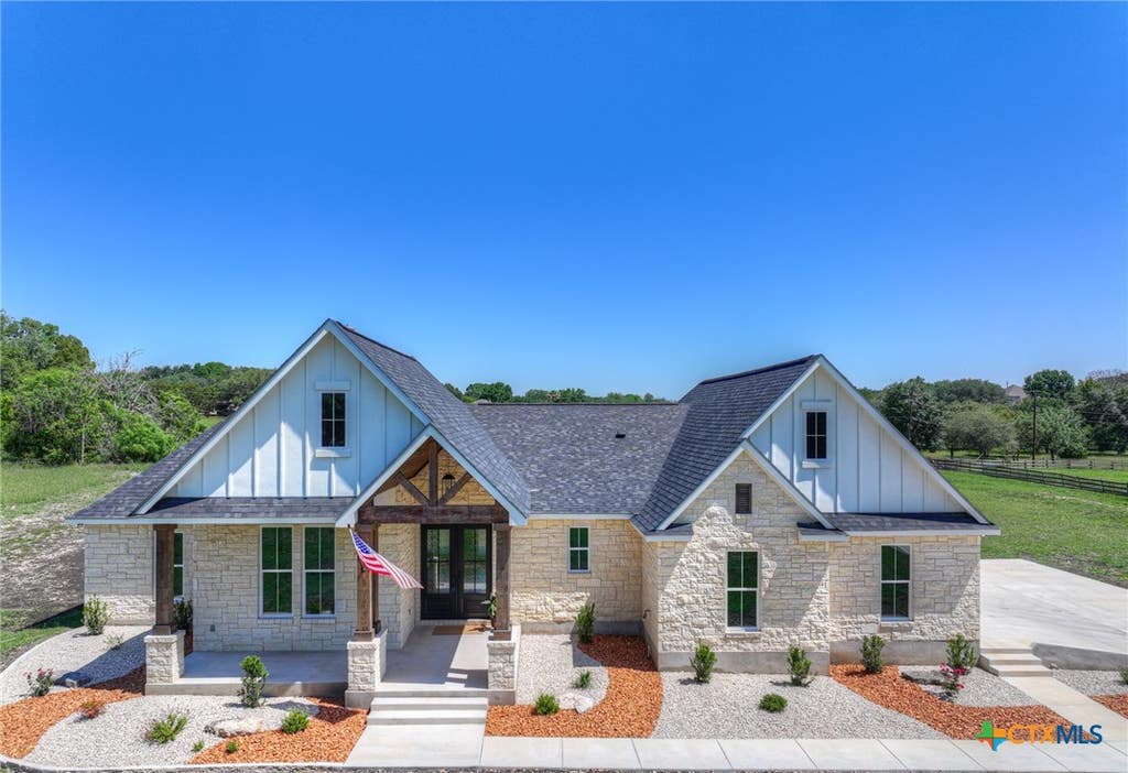 Photo of 110 Lake Village Road, Seguin, TX 78155 (MLS # 612401)