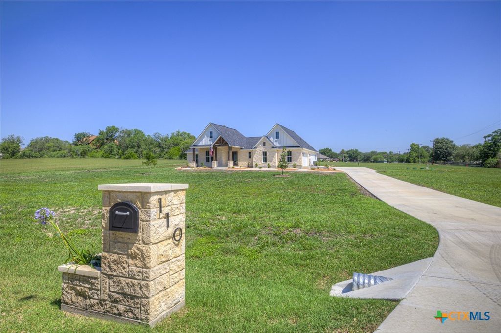 Photo of 110 Lake Village Road, Seguin, TX 78155 (MLS # 612401)
