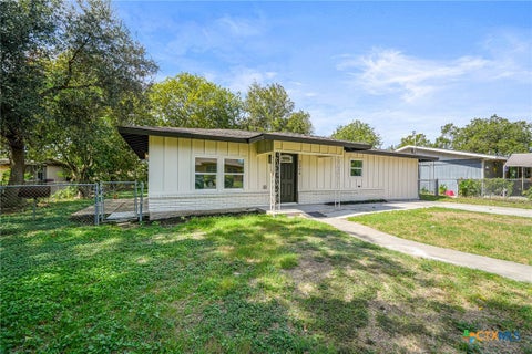 Photo of 2304 Louise Street, Seguin, TX 78155 (MLS # 628457)