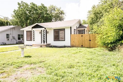 Photo of 1004 E Buena Vista Avenue, Victoria, TX 77901 (MLS # 599625)