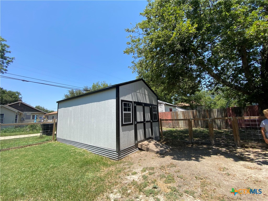 Photo 5 of 27 of 910 S 9th Street house